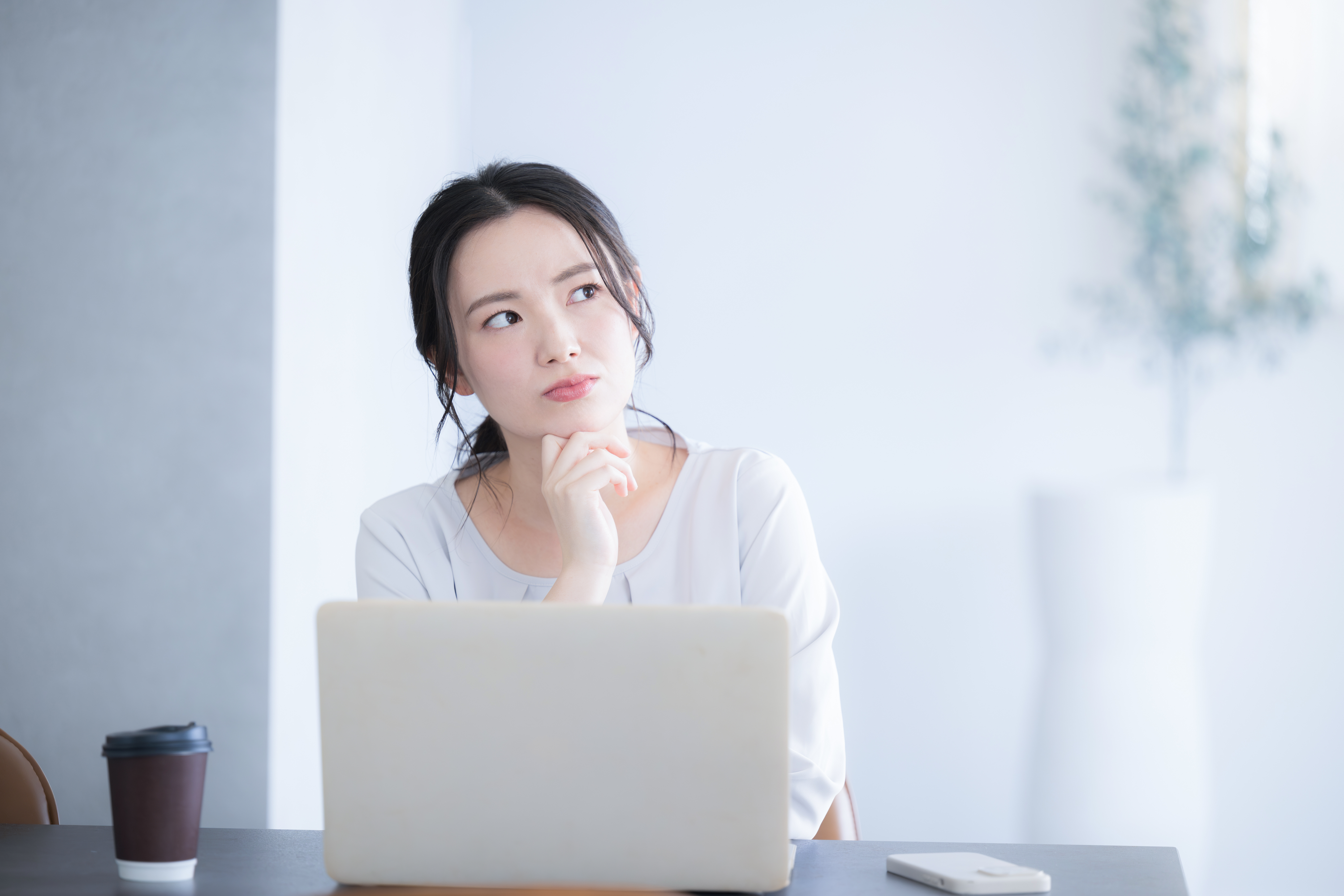 【徹底比較】ハードウェアトークン vs スマホアプリ（ソフトウェアトークン）｜自社に最適なOTPはどっち？